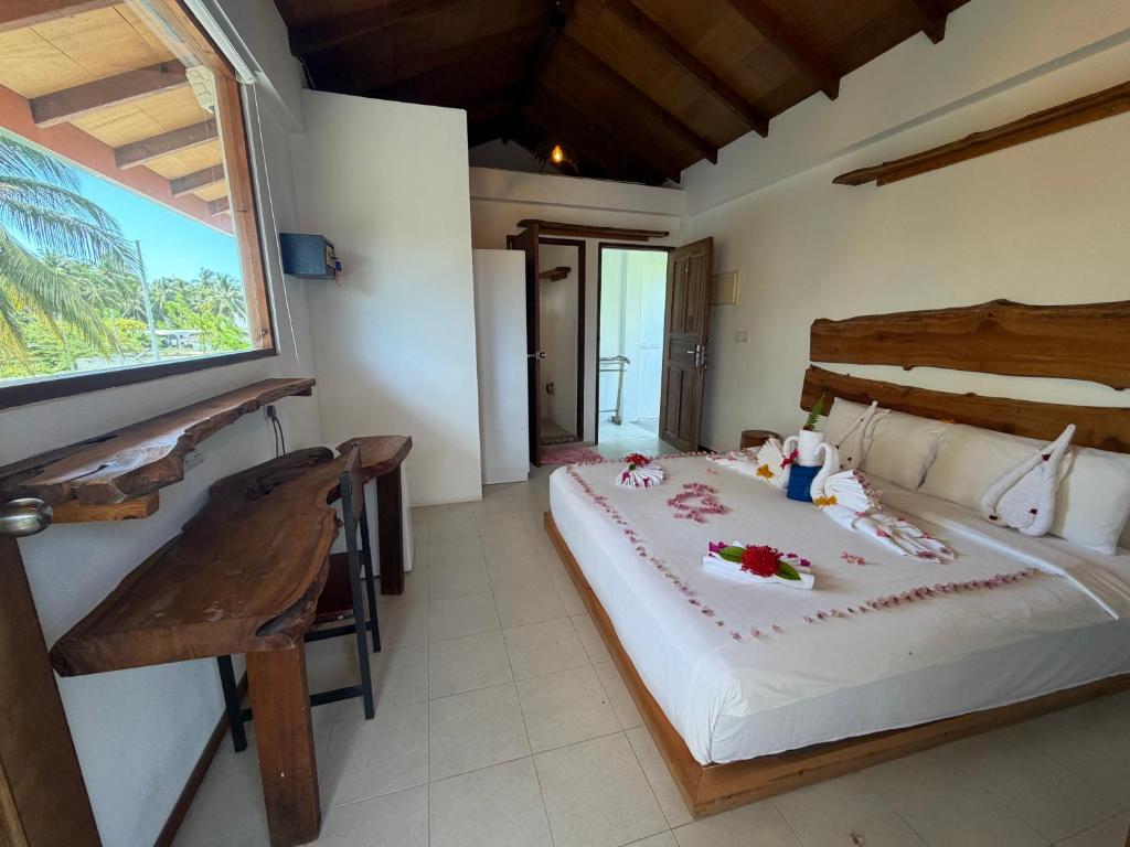 a bedroom with a large bed in a room at Aqua oasis in Thoddoo