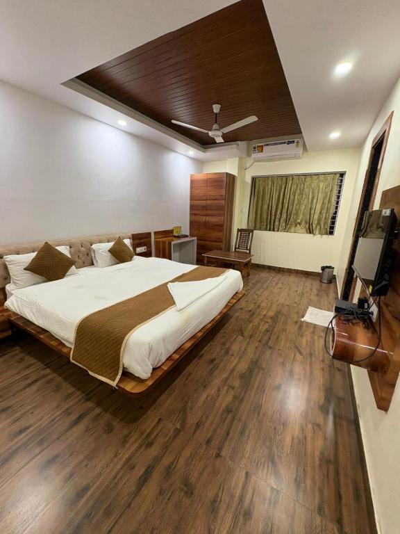 a bedroom with a large bed and a flat screen tv at Pari Shree Hotel And Banquet in Rānchī