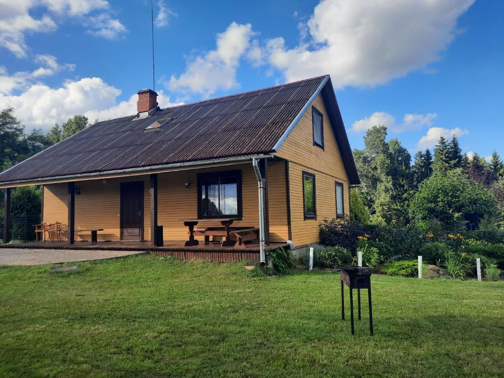 a house with a picnic table in the yard at Brīvdienu māja Vīteri in Biksinīki