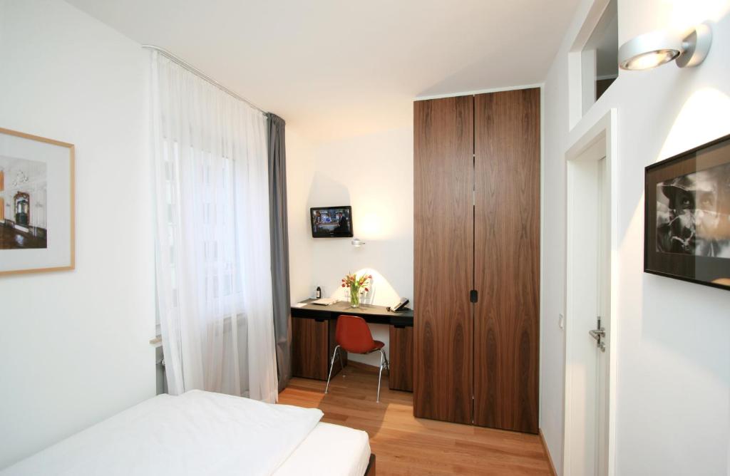 Postel nebo postele na pokoji v ubytování Chelsea Hotel