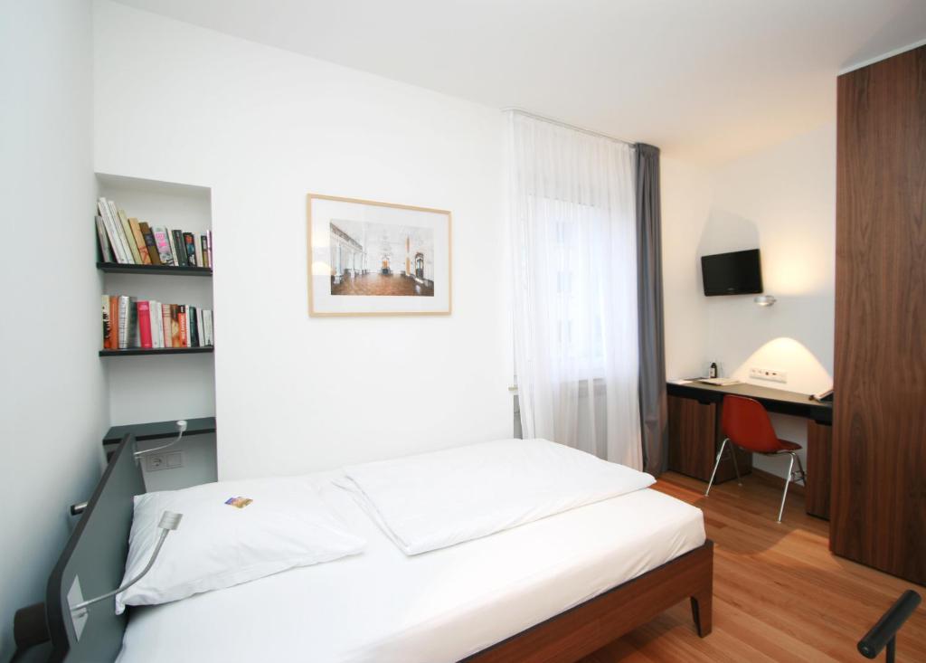 Postel nebo postele na pokoji v ubytování Chelsea Hotel