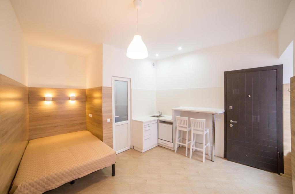 um quarto com uma cama, uma secretária e uma mesa em Apartment on Filatova 10-б em Lviv