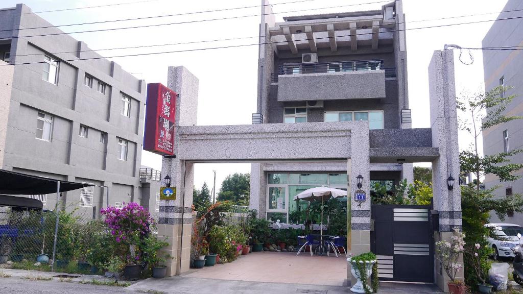 una entrada a un edificio de una ciudad en Golden Mary, en Taitung