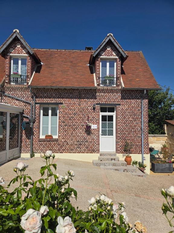 a brick house with white doors and windows at Logement entier indépendant- 2 à 4 pers - Parking clos - Terrasse in Élincourt-Sainte-Marguerite