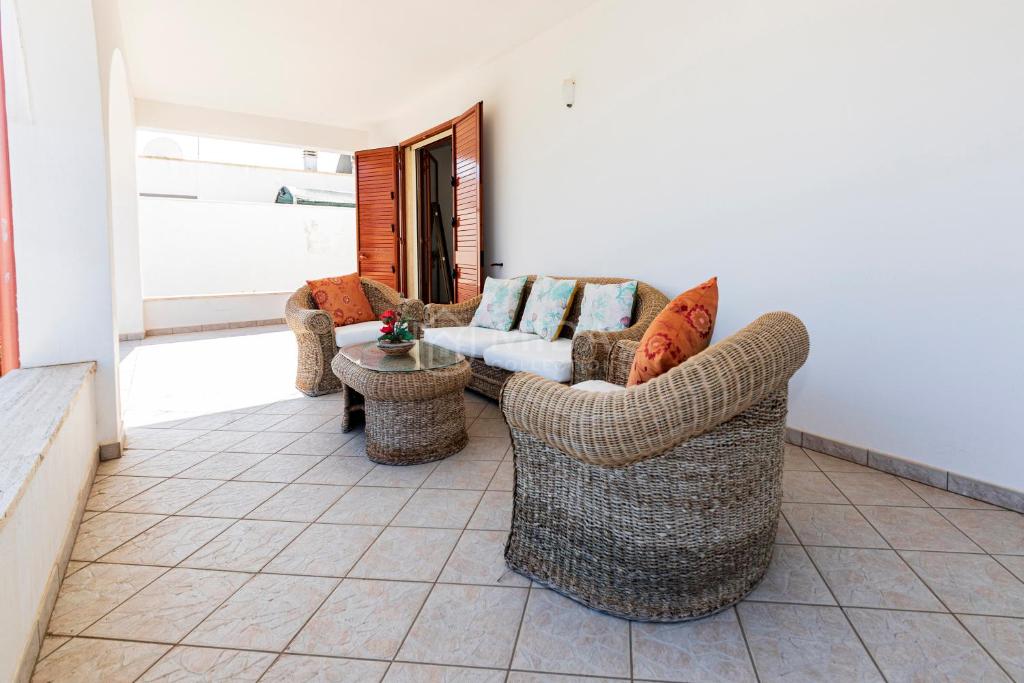 a living room with two chairs and a couch at Giorni Salentini in Torre Lapillo