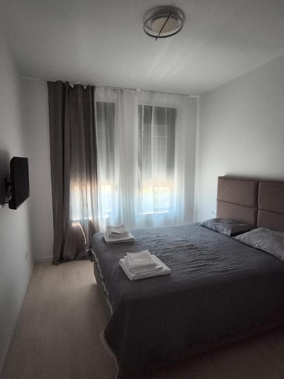 a bedroom with a bed with two towels on it at Adagio Studio Bar in Bar