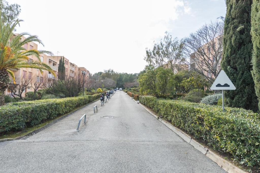 an empty street in a city with a bike lane at Appartement Les Elfes in Le Pradet