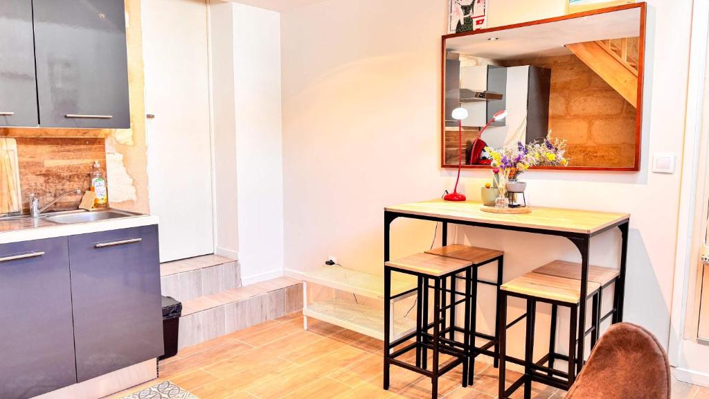 Charming Apartment with a Mezzanine Bedroom in a Peaceful Bordeaux Neighborhood