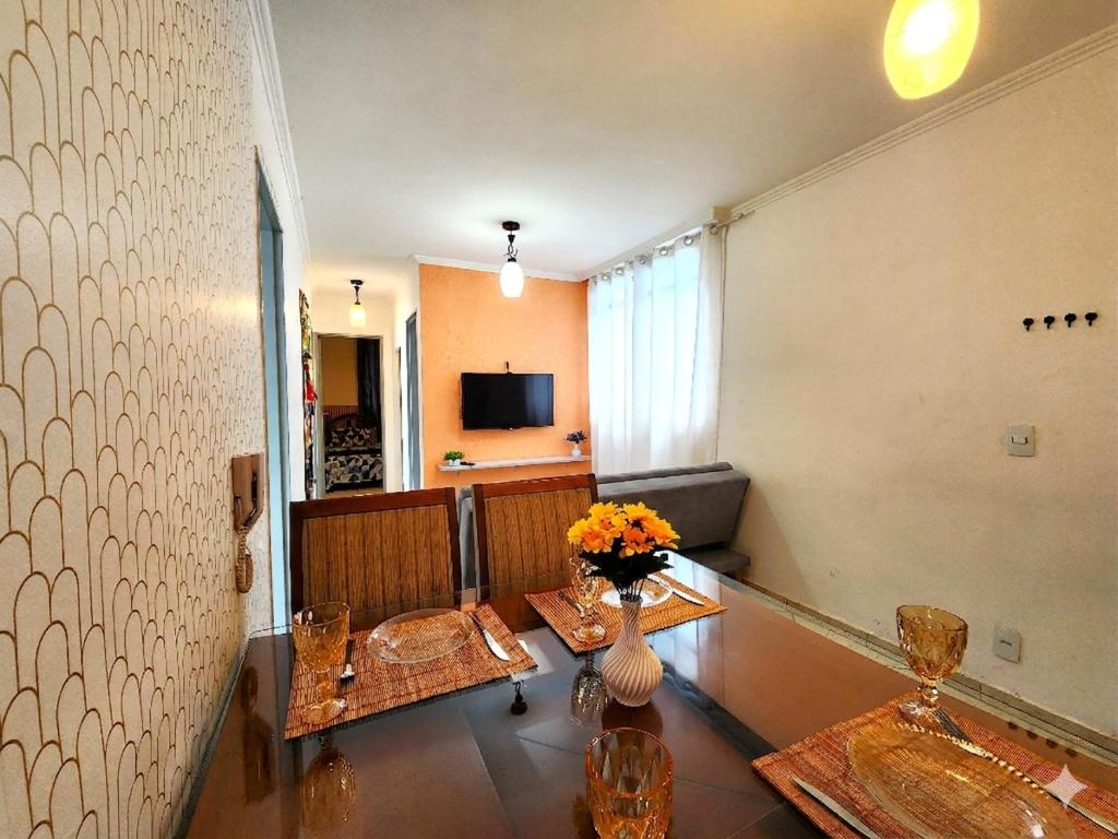 a living room with two tables and a television at AP 3 quartos -2min da ARENA MRV e Expominas- BH in Belo Horizonte