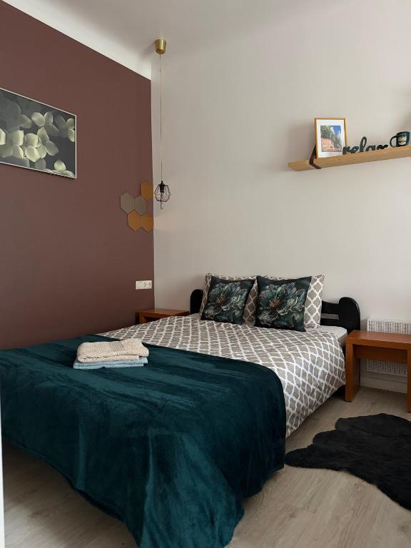 una camera da letto con un letto con una coperta verde di Pērles a Līgatne