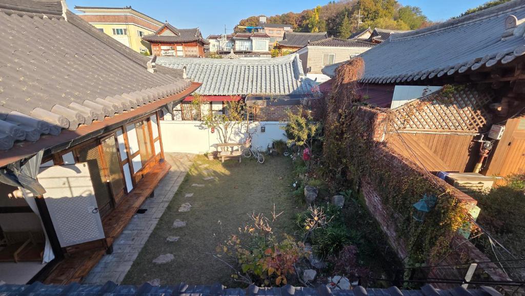 an overhead view of a yard between two buildings at Eosahwa Hanok Stay Featured in Petit Futé 2026 in Jeonju
