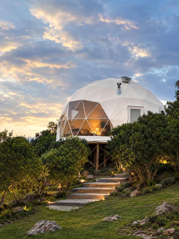 an exterior view of a dome house with stairs at Arequita Lodge in Minas