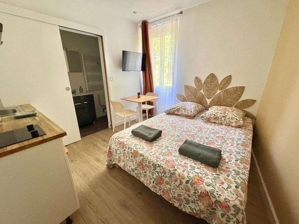 a hotel room with a bed with two pillows on it at Coudert VI l Petit Studio Climatisé Hyper Centre in Castres
