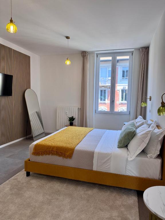 Charming 2 Bed room apartment with private Baths in City Center