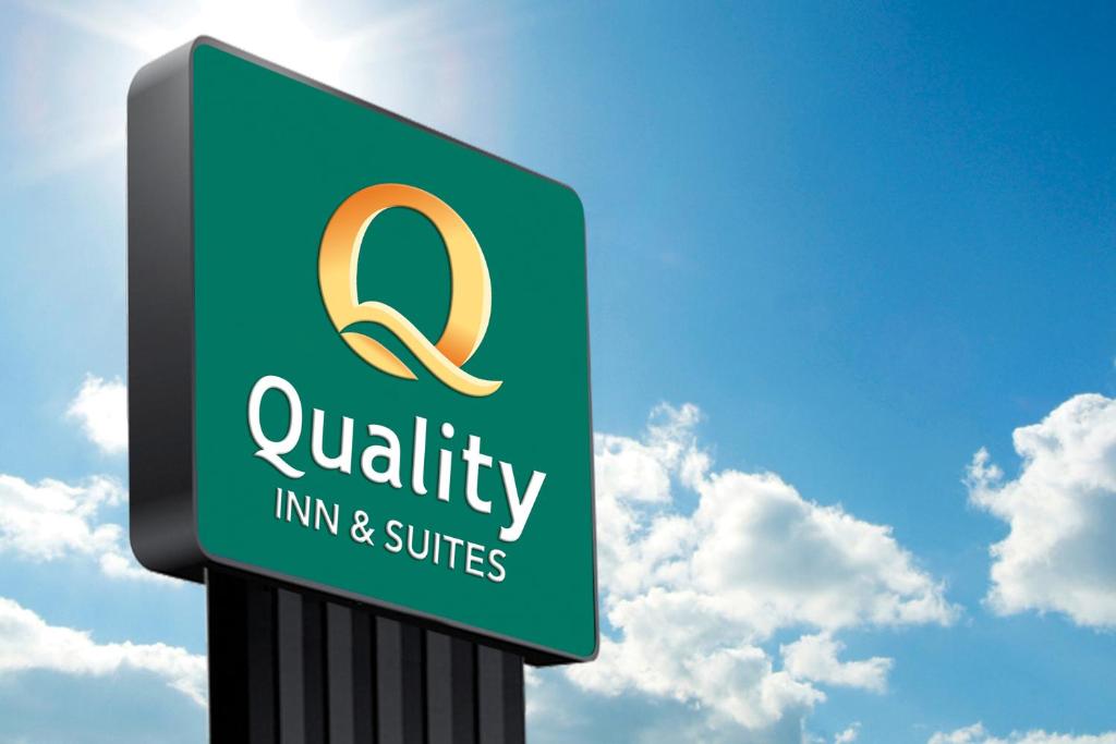 a sign for a q authority inn and suites at Quality Inn & Suites Temiscouata-sur-le-Lac in Notre-Dame-du-Lac