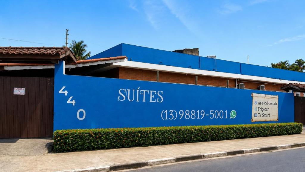 a blue building with a sign that reads surfaces at Suites Praiamar Vista Linda Bertioga in Bertioga