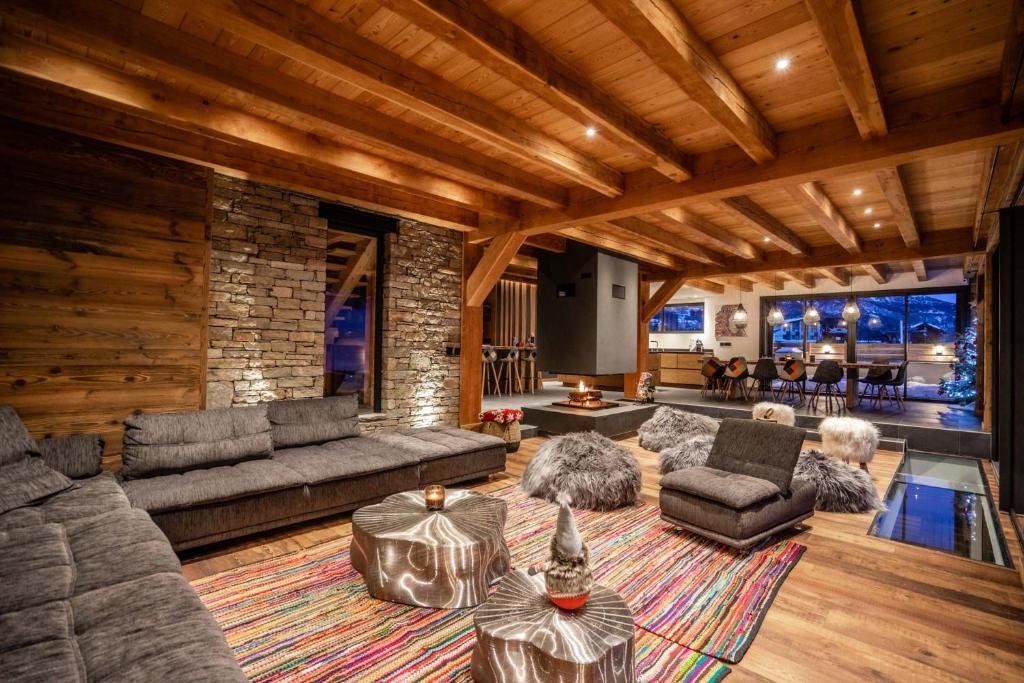 a living room with a couch and a table at Beleza in La Salle-les-Alpes