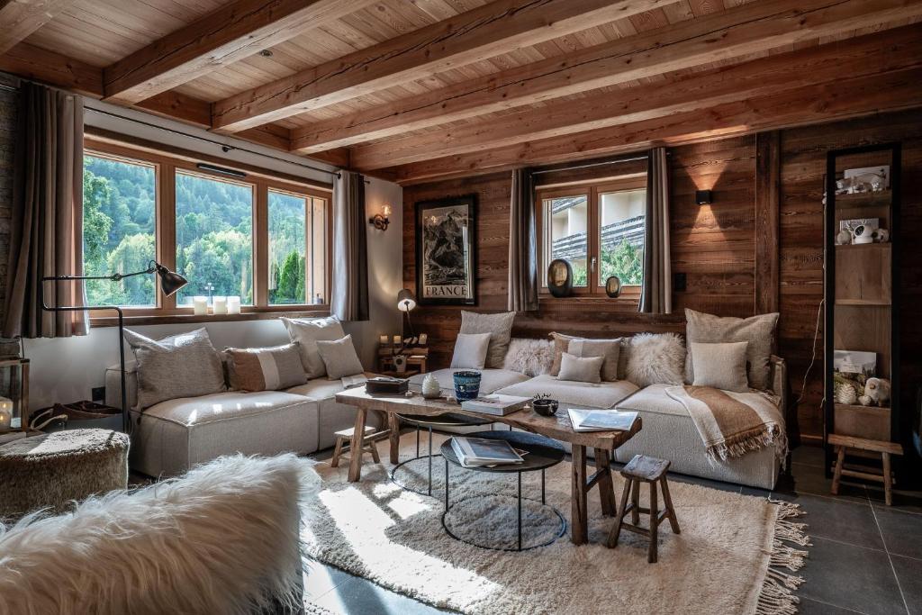 a living room with a couch and a table at Galibier in Saint-Chaffrey