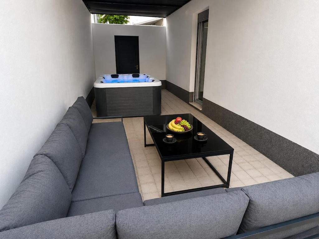 Huge Garden Cozy Apartment with jacuzzi