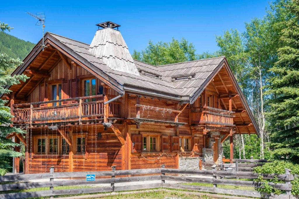 a log cabin with a gambrel roof at Echyllo in Forville