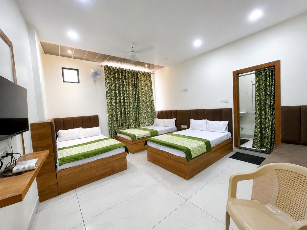 Llit o llits en una habitació de Hotel GR UJJAIN
