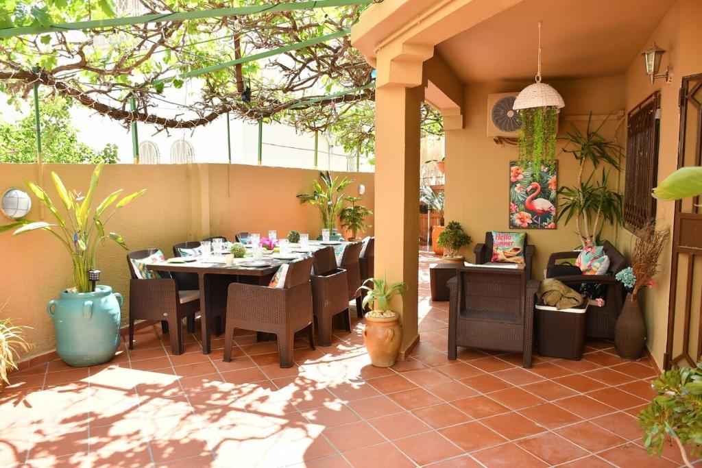 a restaurant with a table and chairs in a patio at Hacienda Oliva in Hammam Sousse