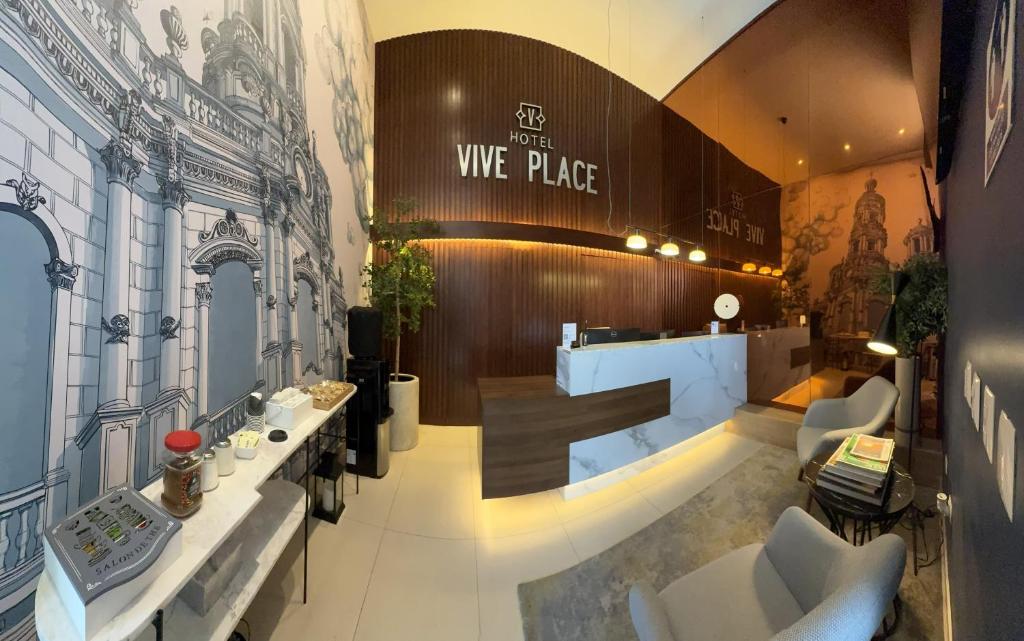 Ein Badezimmer mit zwei Waschbecken und einem Schild mit der Aufschrift „Weberei“ an der Wand. in der Unterkunft Vive Place in Aguascalientes