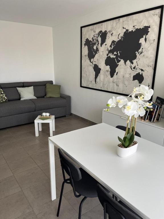 a living room with a white table and a couch at Studio Le Mûrier in Saint-Martin-dʼHères