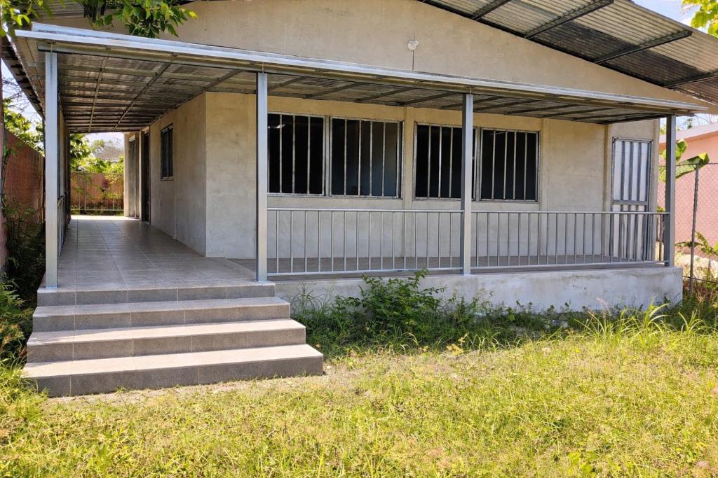a building with a porch and some stairs at Donde Gareth in Matina