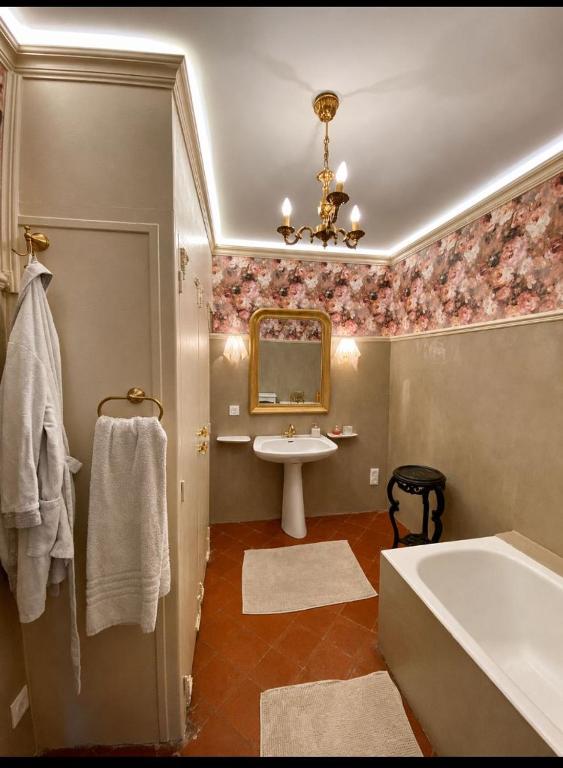 a bathroom with a bath tub and a sink at Passage Foch centre historique in Perpignan