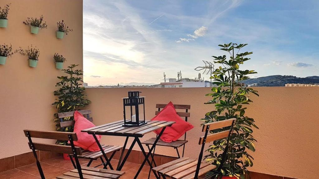 a patio with a table and chairs on a balcony at Apartamento Inespe in Málaga