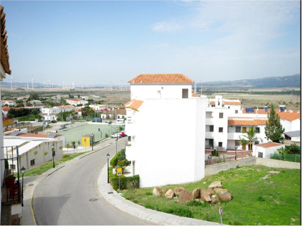 un edificio blanco al lado de una carretera en Livingtarifa Apartamento El Nido, en Facinas