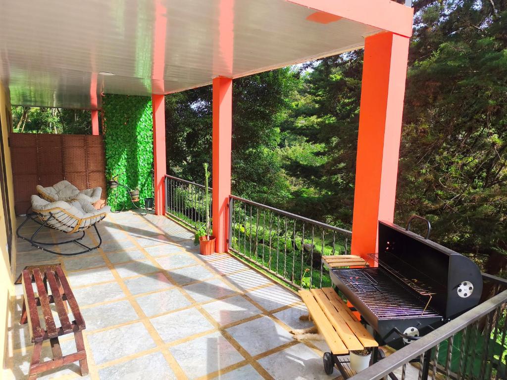 a screened in porch with a laptop on it at Kenai Mountain View in Concepción