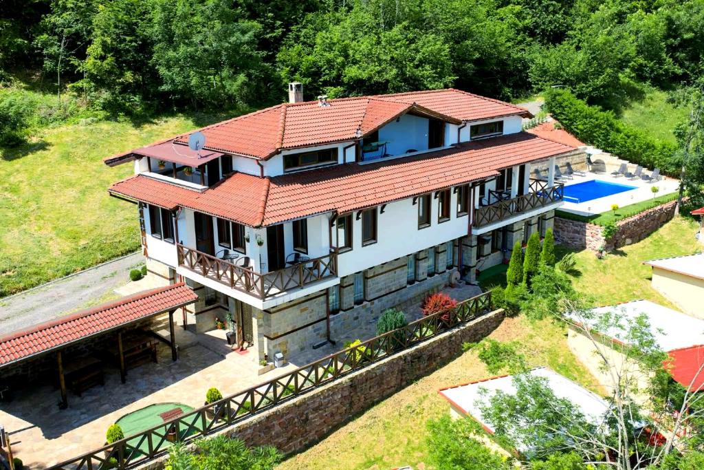 an aerial view of a house with a red roof at Къща за гости ДАЯНИЦА in Kopilovtsi
