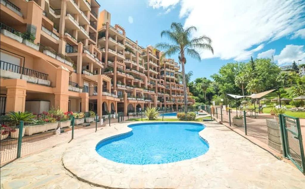 Spacious 2BR Apartment Terrace Pool & Train
