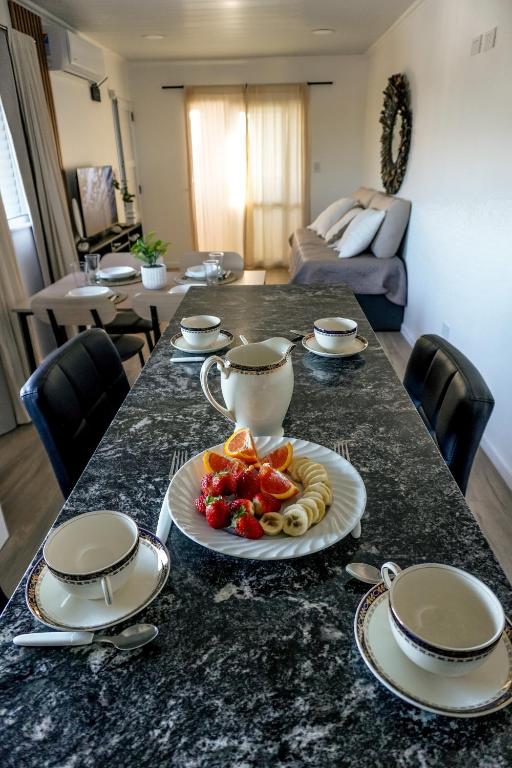a table with a teapot and a plate of fruit at Departamento a estrenar a pasos del pulmón de la cuidad in San Nicolás de los Arroyos