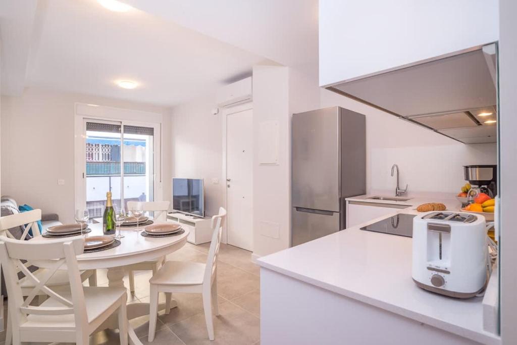 Modern 2BR Apartment Walk to Beach & Old Town