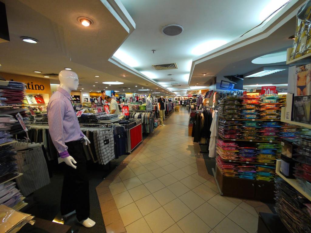Supermarket nebo jiné obchody v  hotelu nebo okolí
