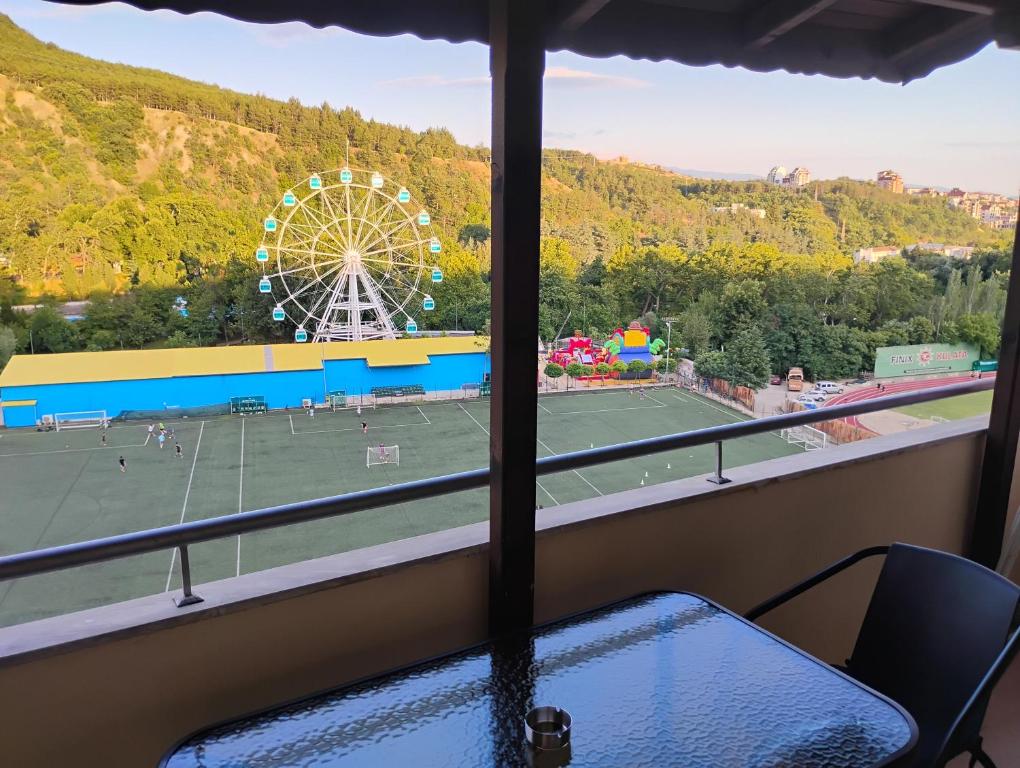 a view of a tennis court and a ferris wheel at STADIUM 2 Apartments Sandanski in Sandanski