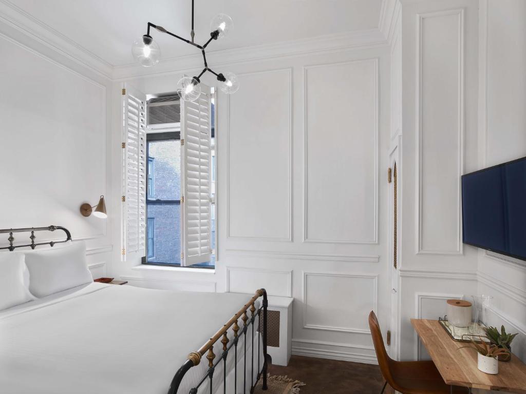 Postel nebo postele na pokoji v ubytování Life Hotel New York