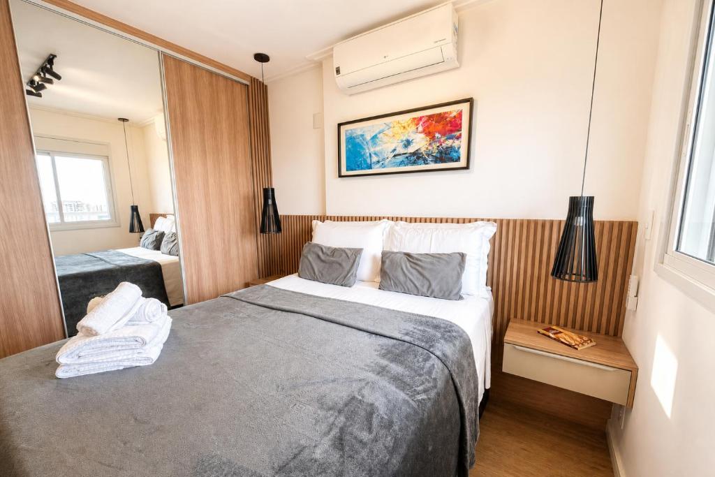 a small bedroom with two beds and a window at Noble Studio 22209, Piscina, Vaga, Academia, Ar in Guarulhos