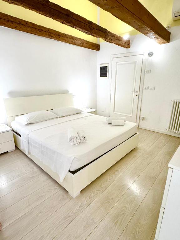 a bedroom with a large white bed in a room at San Marco Romantic Views in Venice