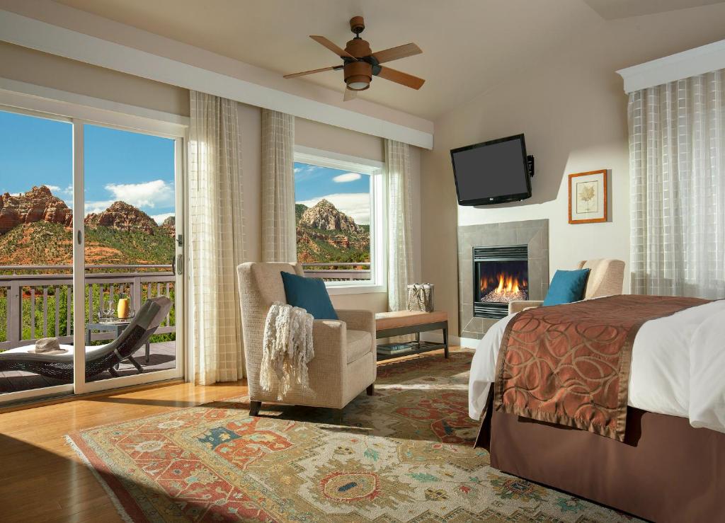 TV a/nebo společenská místnost v ubytování L'Auberge De Sedona