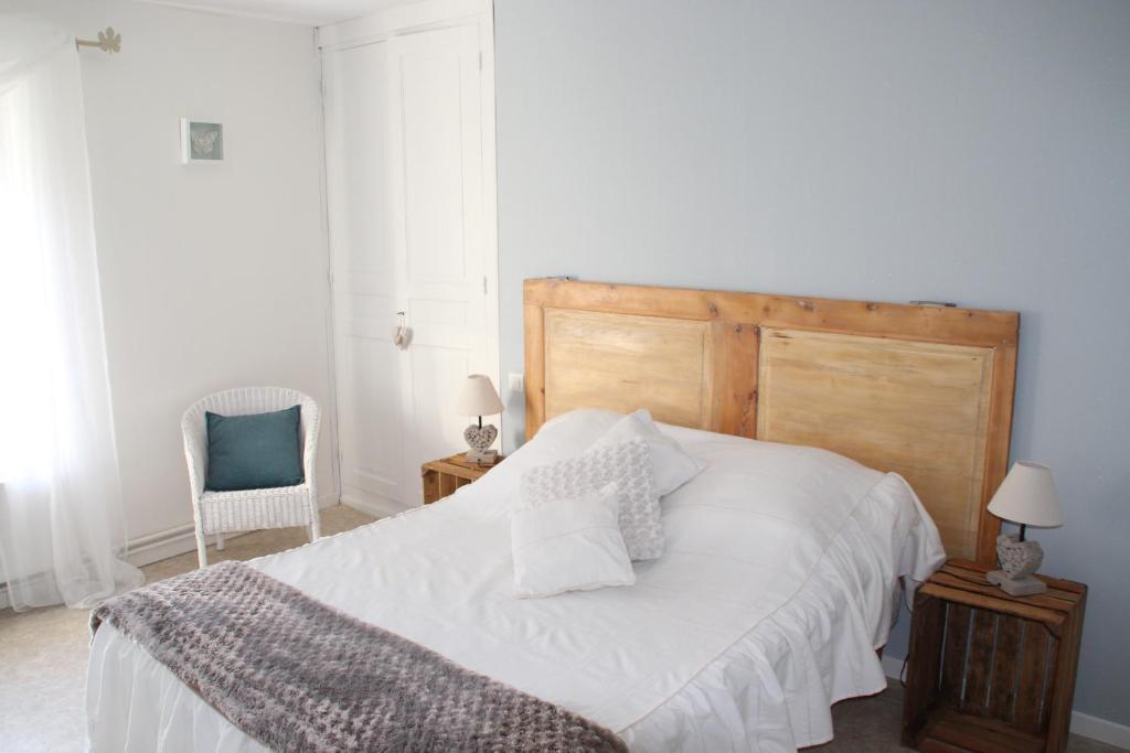 Ένα ή περισσότερα κρεβάτια σε δωμάτιο στο Au repos du roi