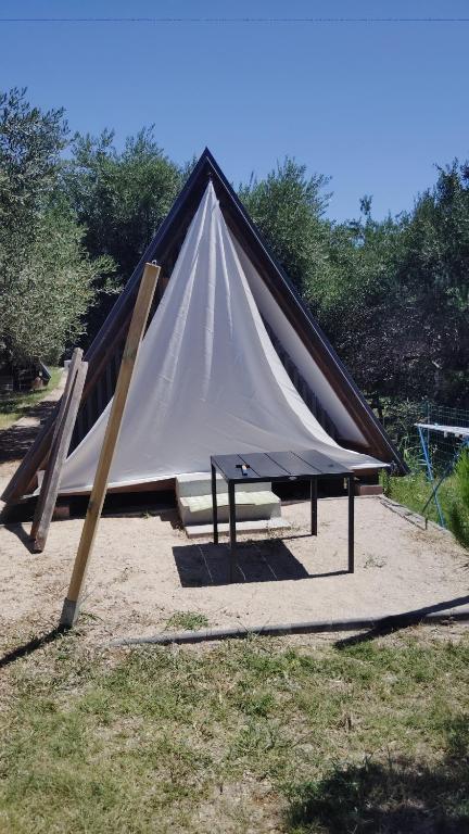 a teepee with a picnic table in a field at Bungalov A in Sveti Filip i Jakov