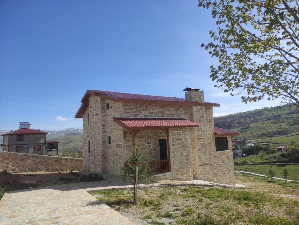 a stone house with a red roof at Çambaşı Villa Bella in Ordu