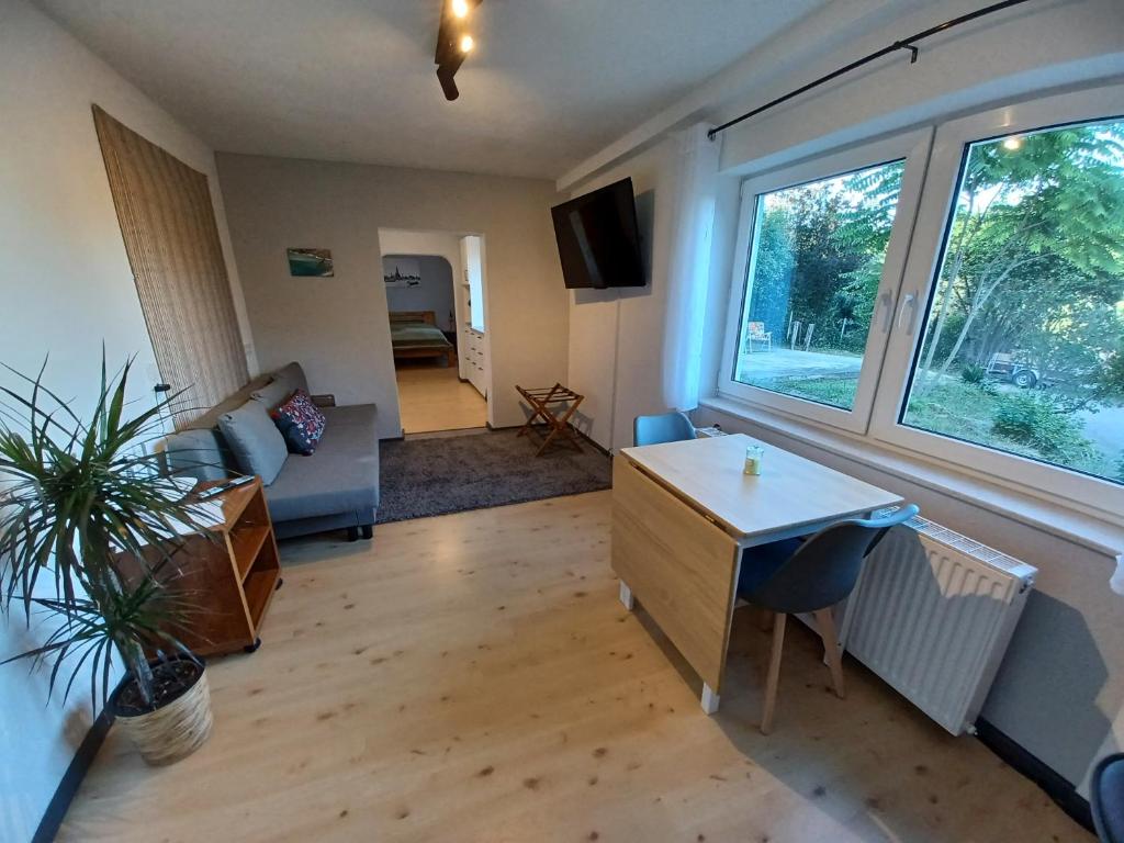a living room with a desk and a window at Moderne Ferienwohnung Am Goldberg in Neuleiningen