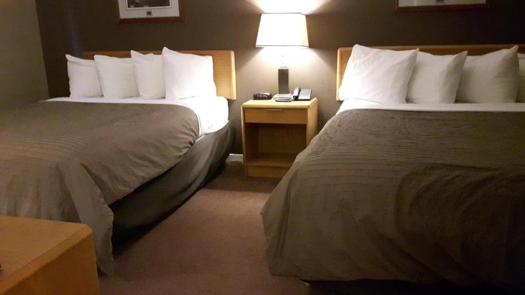 Postel nebo postele na pokoji v ubytování Canway Inn & Suites