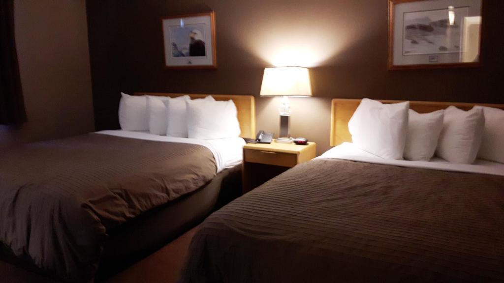 Postel nebo postele na pokoji v ubytování Canway Inn & Suites