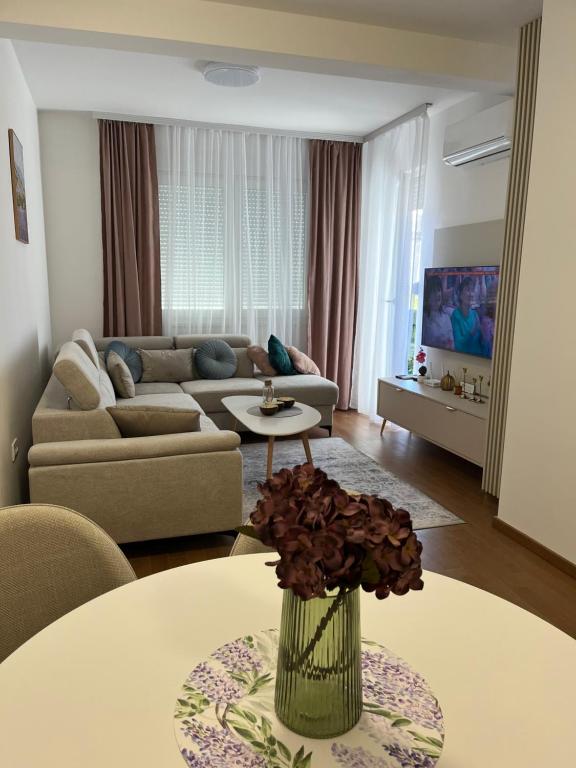 a living room with a couch and a table at Stan na dan - SResidence Banja Luka in Banja Luka